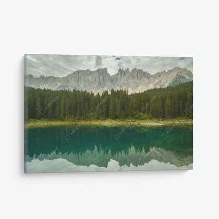 Cuadro en lienzo reflejo sereno de las Dolomitas en Lago di Carezza – Pixers®