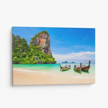 Cuadro en lienzo playa tropical en Tailandia con acantilado y barcos tradicionales – Pixers®