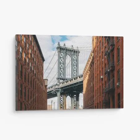 Cuadro en lienzo vista icónica del puente de Brooklyn entre fachadas de ladrillo – Pixers®