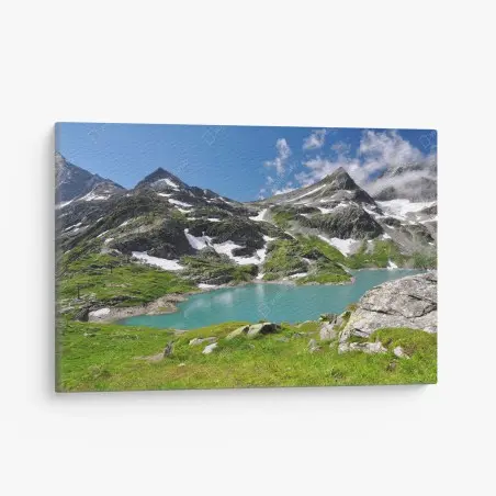 Cuadro en lienzo lago alpino turquesa entre montañas y praderas – Pixers®