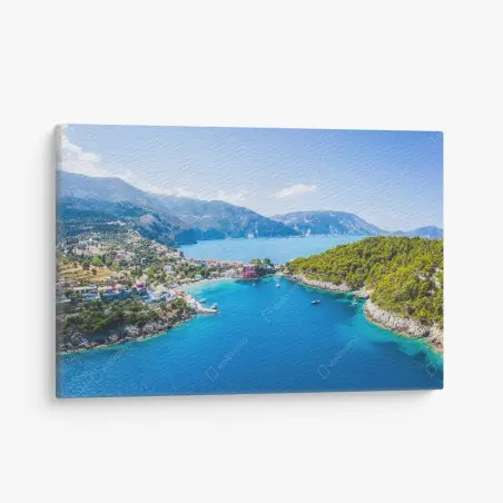 Cuadro en lienzo bahía de aguas turquesa y pinos – Pixers®