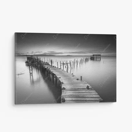 Cuadro en lienzo muelle antiguo sobre aguas serenas en blanco y negro – Pixers®