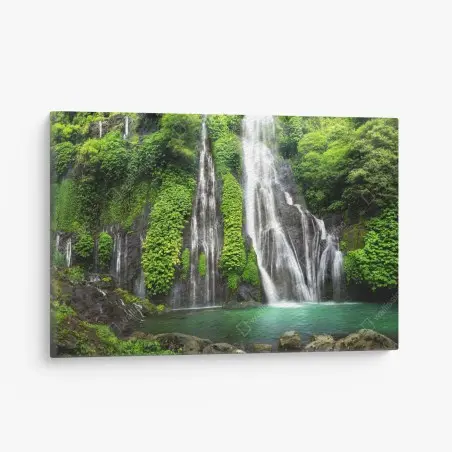 Cuadro en lienzo cascada esmeralda en selva tropical – Pixers®