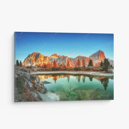 Cuadro en lienzo amanecer en montañas rocosas con reflejo en lago – Pixers®