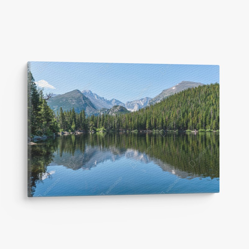 Cuadro en lienzo lago de montaña con reflejo y bosques de pinos