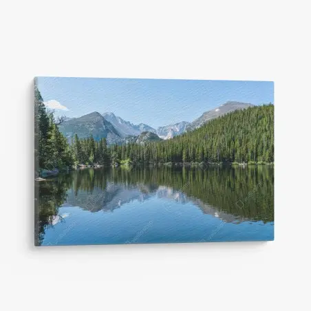 Cuadro en lienzo lago de montaña con reflejo y bosques de pinos – Pixers®