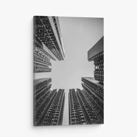 Cuadro en lienzo perspectiva simétrica entre rascacielos en blanco y negro – Pixers®