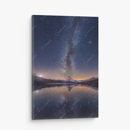 Cuadro en lienzo cielo estrellado sobre montaña reflejada – Pixers®