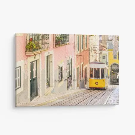 Cuadro en lienzo tranvía amarillo en Lisboa entre casas coloridas – Pixers®