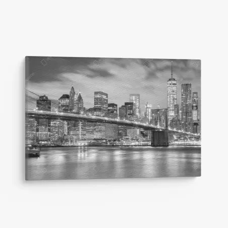 Cuadro en lienzo Manhattan nocturna en blanco y negro: puente y rascacielos – Pixers®