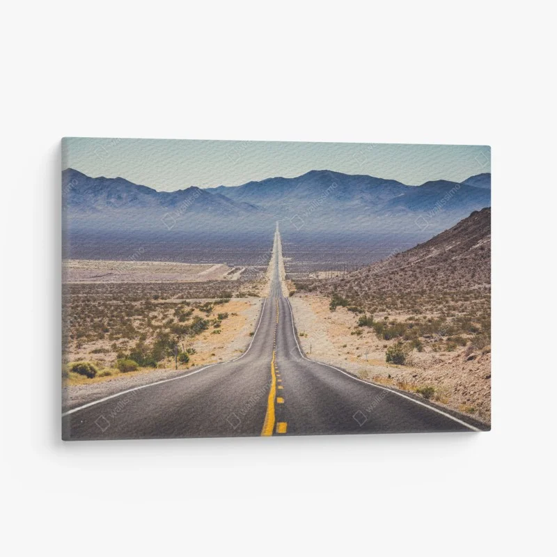 Cuadro en lienzo carretera infinita hacia las montañas