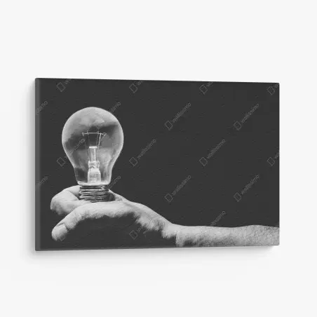 Cuadro en lienzo mano sosteniendo bombilla en blanco y negro – Pixers®