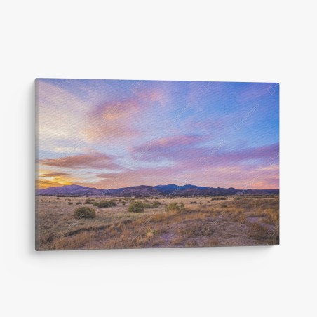 Cuadro en lienzo atardecer púrpura sobre la llanura – Pixers®