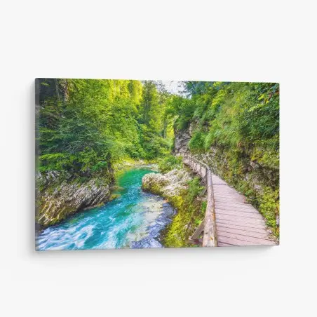 Cuadro en lienzo pasarela de madera junto al río turquesa – Pixers®