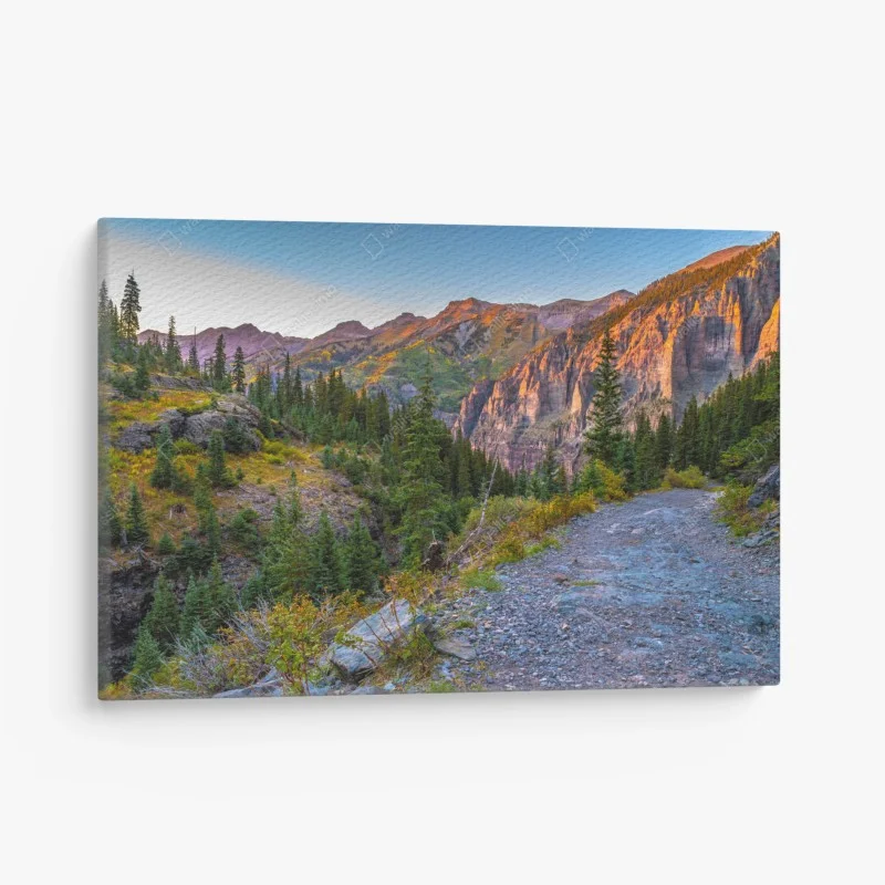 Cuadro en lienzo sendero montañoso al atardecer entre acantilados