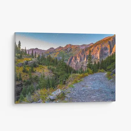 Cuadro en lienzo sendero montañoso al atardecer entre acantilados – Pixers®