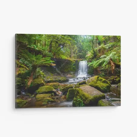 Cuadro en lienzo refugio de musgo y cascadas en el bosque – Pixers®