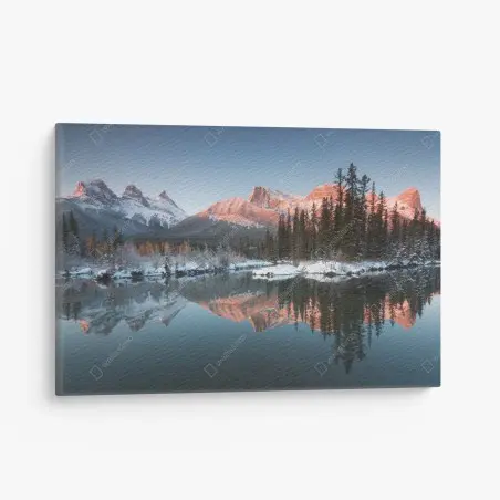 Cuadro en lienzo amanecer en montañas nevadas con reflejo en lago – Pixers®