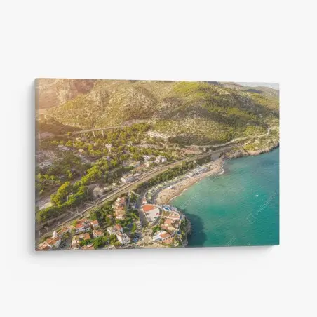 Cuadro en lienzo panorámica aérea de pueblo costero y aguas turquesa – Pixers®