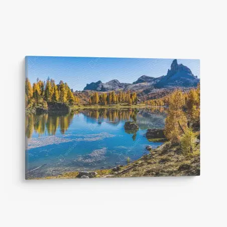 Cuadro en lienzo reflejos dorados en lago alpino – Pixers®