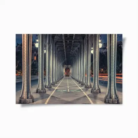 Póster simetría nocturna bajo puente metálico – Pixers®