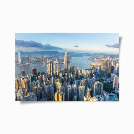 Póster atardecer sobre Hong Kong: horizonte urbano dorado – Pixers®