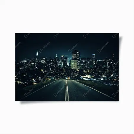 Póster camino nocturno hacia la ciudad iluminada – Pixers®
