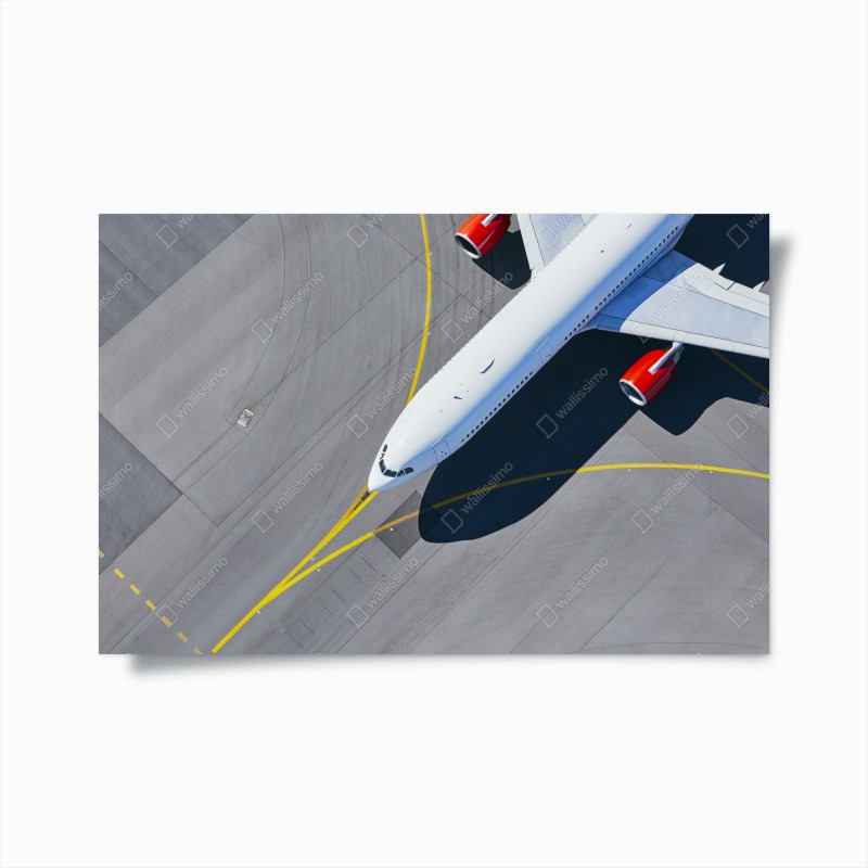Póster avión comercial sobre la pista desde el aire