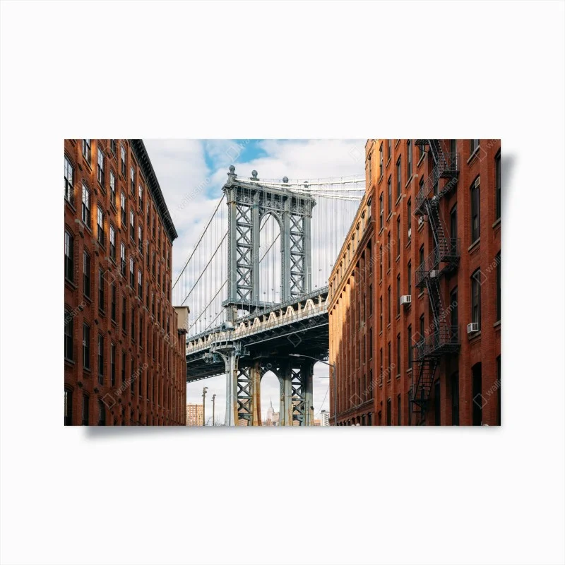 Póster vista icónica del puente de Brooklyn entre fachadas de ladrillo