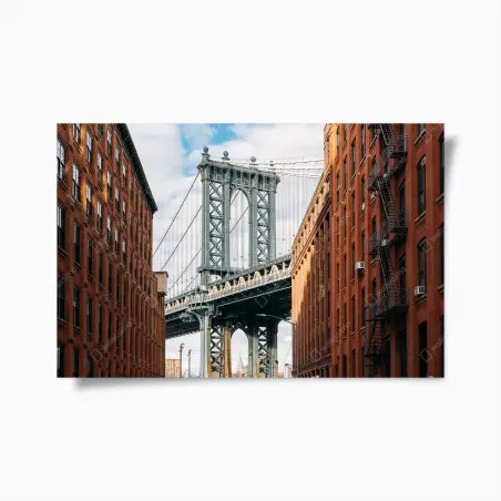 Póster vista icónica del puente de Brooklyn entre fachadas de ladrillo – Pixers®