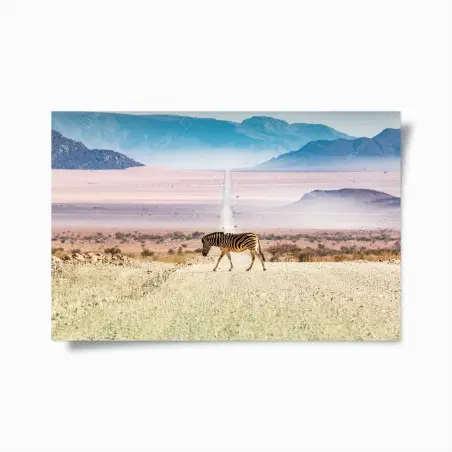 Póster cebra cruzando carretera desértica hacia el horizonte – Pixers®