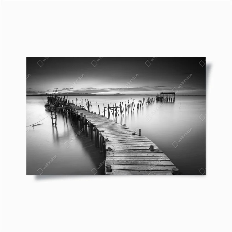 Póster muelle antiguo sobre aguas serenas en blanco y negro