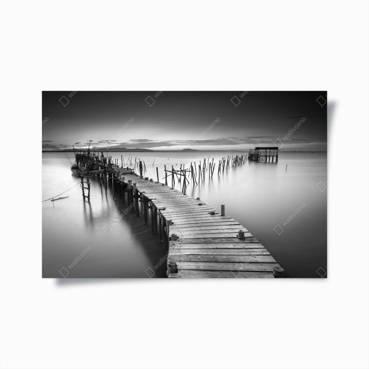 Póster muelle antiguo sobre aguas serenas en blanco y negro – Pixers® Póster muelle antiguo sobre aguas serenas en blanco y negro – Pixers®