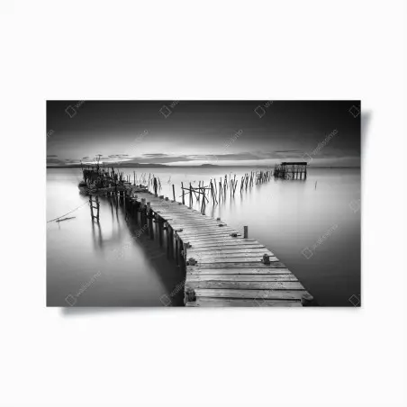 Póster muelle antiguo sobre aguas serenas en blanco y negro – Pixers®