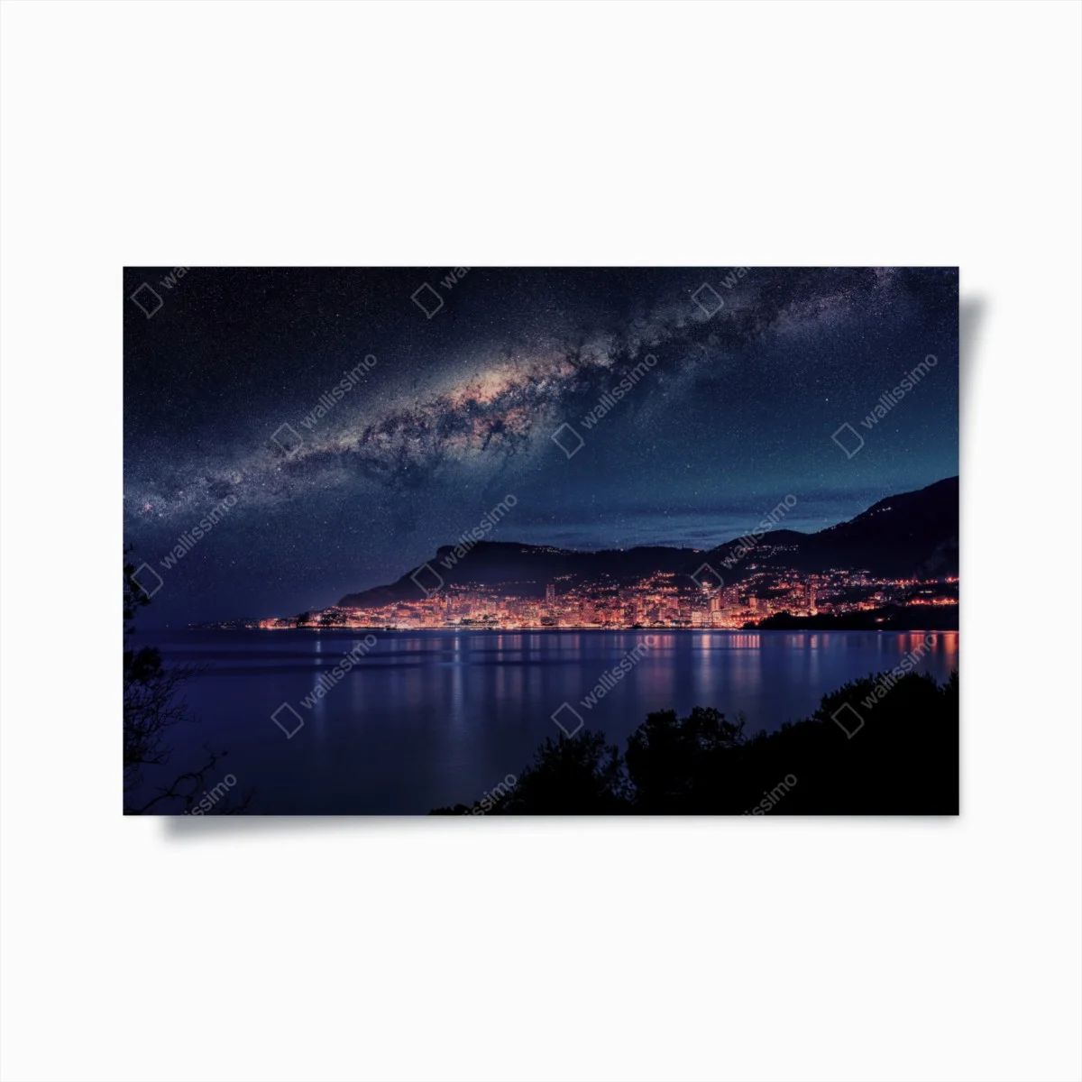 Póster vía láctea sobre ciudad costera iluminada – Pixers® Póster vía láctea sobre ciudad costera iluminada – Pixers®