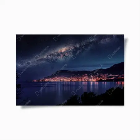 Póster vía láctea sobre ciudad costera iluminada – Pixers®