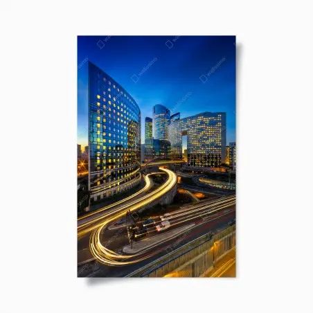 Póster estelas de luz sobre la ciudad moderna – Pixers®