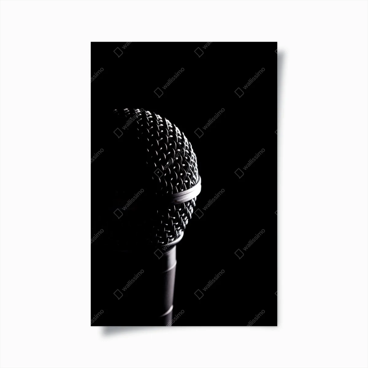 Póster micrófono en primer plano con iluminación dramática – Pixers® Póster micrófono en primer plano con iluminación dramática – Pixers®
