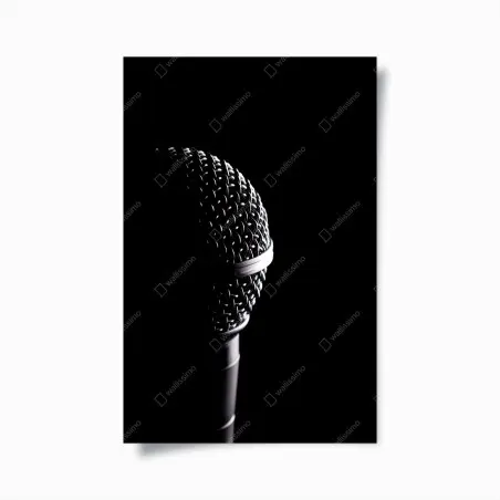 Póster micrófono en primer plano con iluminación dramática – Pixers®