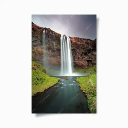 Póster cascada serena sobre acantilado y río – Pixers®