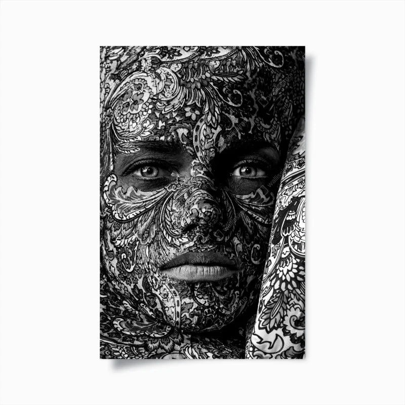 Póster rostro cubierto de motivos florales en blanco y negro