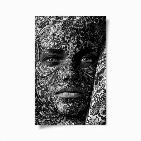 Póster rostro cubierto de motivos florales en blanco y negro – Pixers®