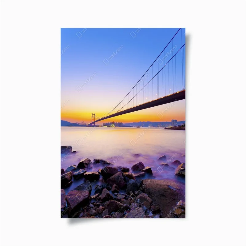 Póster puente colgante al atardecer sobre la costa