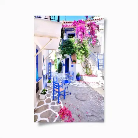 Póster callejón mediterráneo con buganvillas y sillas azules – Pixers®