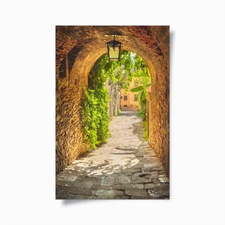 Póster callejón medieval en Toscana bañado de luz dorada – Pixers®