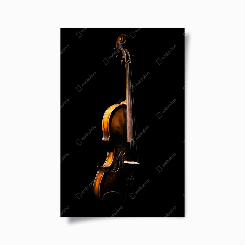 Póster violín clásico iluminado sobre fondo negro