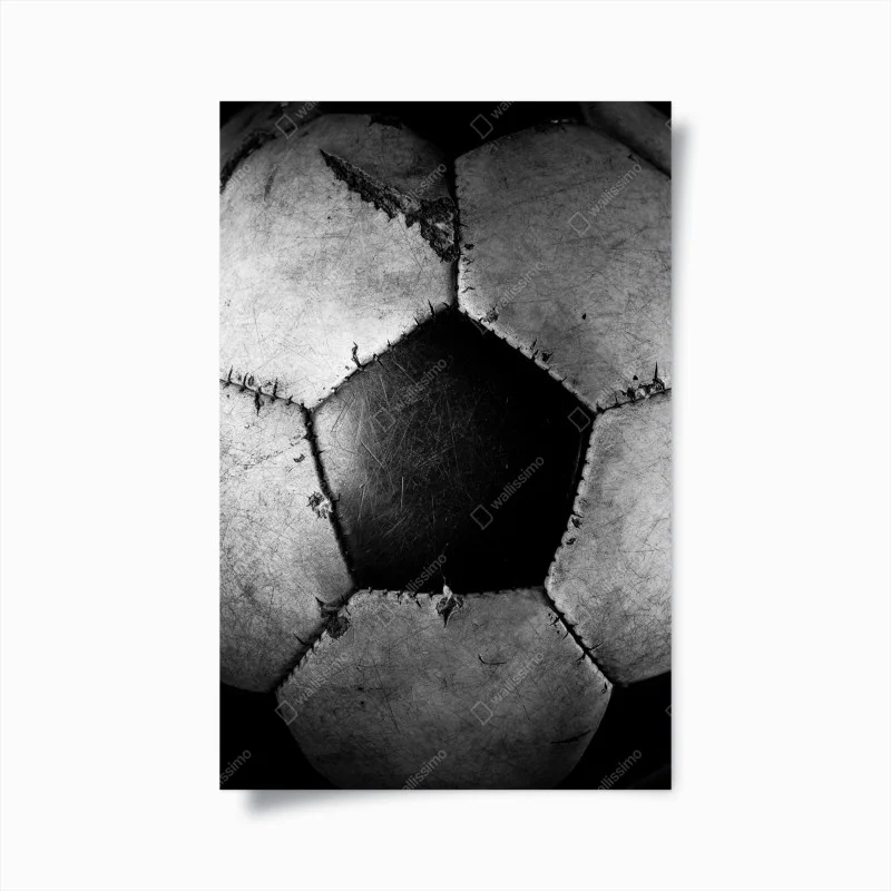 Póster balón de fútbol desgastado en blanco y negro