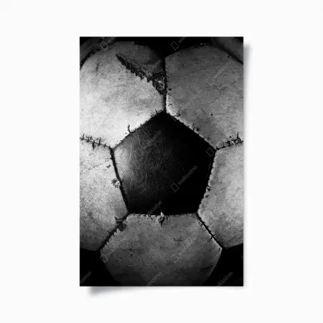 Póster balón de fútbol desgastado en blanco y negro – Pixers®