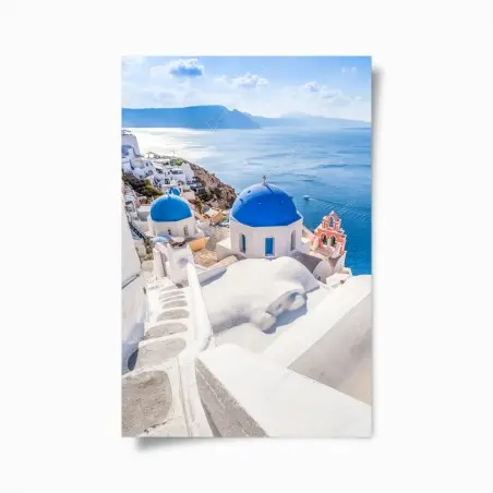 Póster cúpulas azules de Santorini sobre el mar – Pixers®
