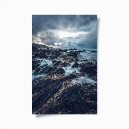 Póster costa rocosa con algas y mar tempestuoso – Pixers®